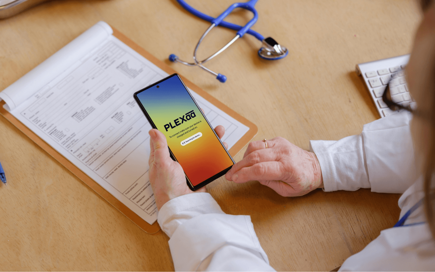 Doctor using Plexaa app